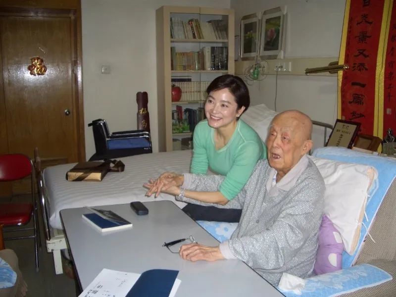 2007年，林青霞在北京探望季羡林先生，握手向季老讨文气