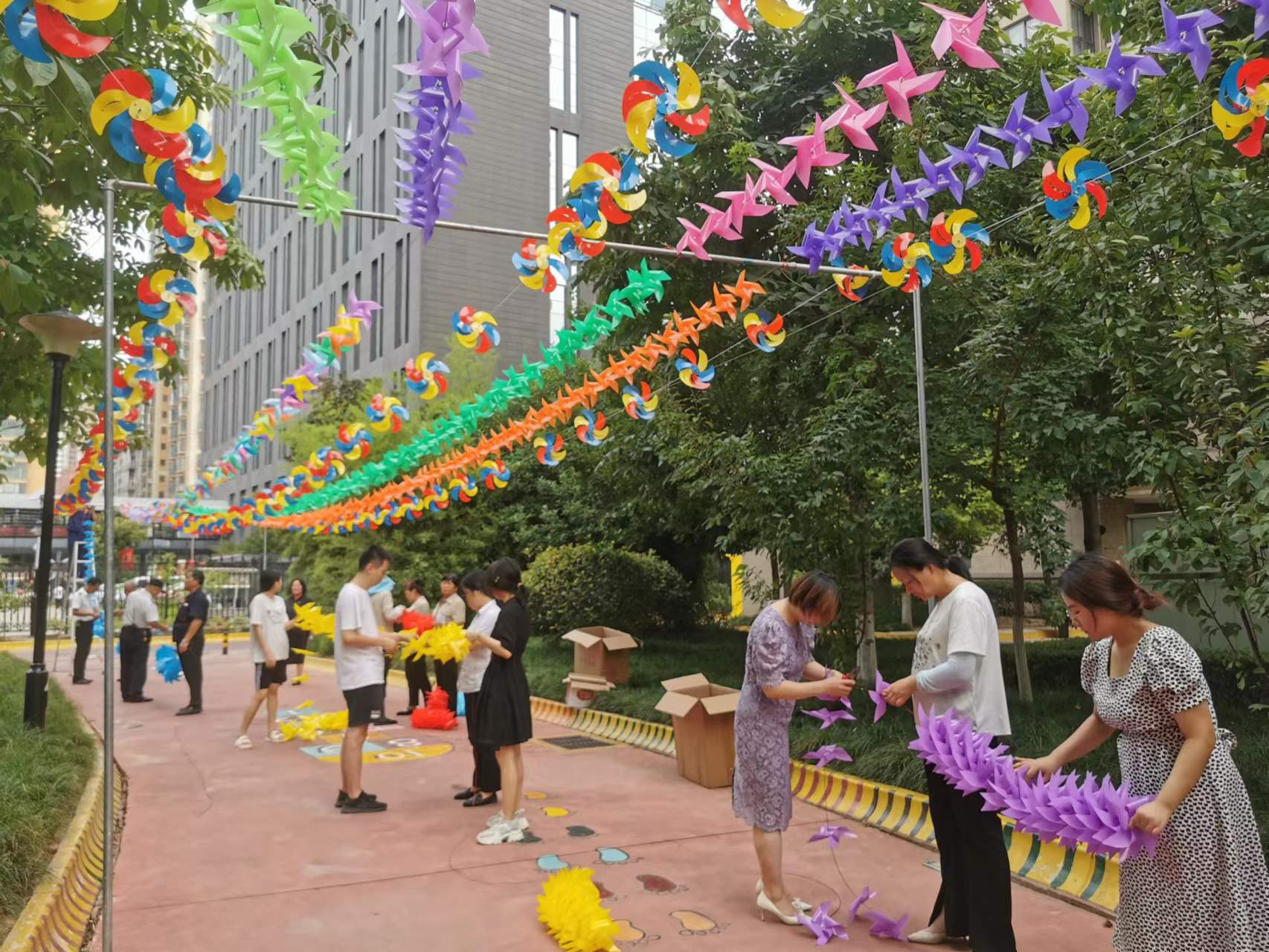 西安经开区明新社区打造"百米梦幻风车长廊"