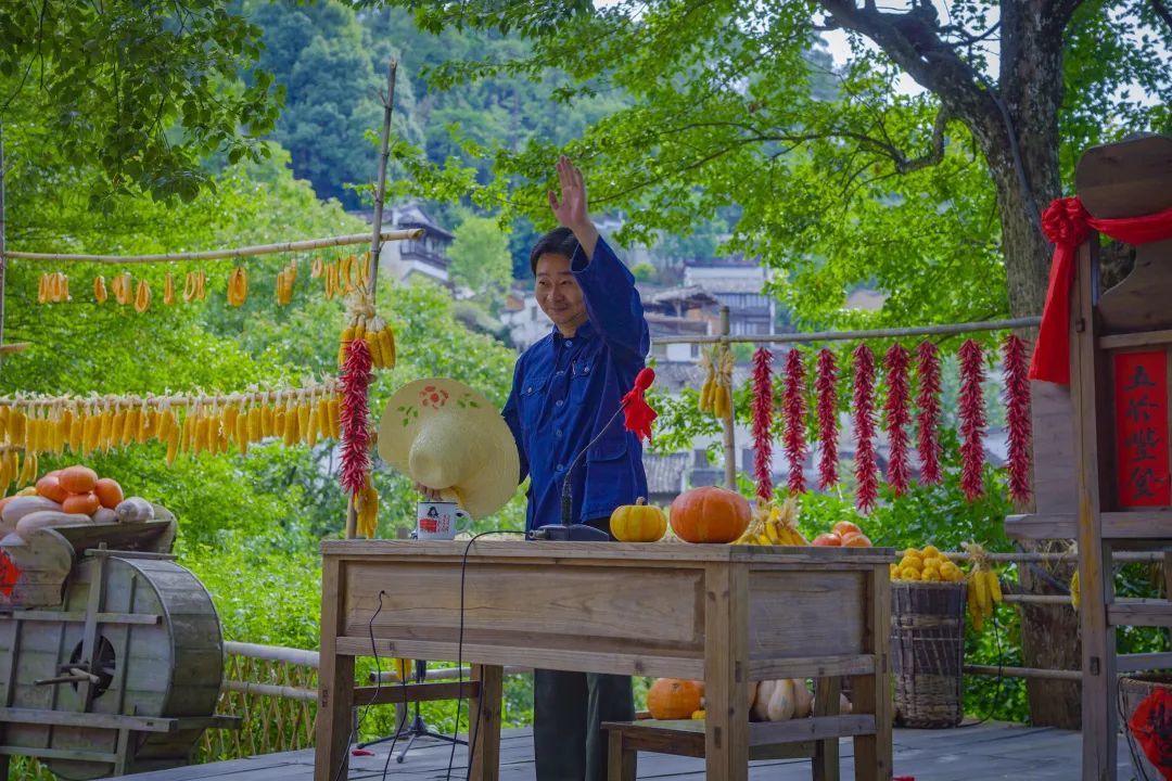 篁岭文旅股份有限公司董事长、篁岭“村长”吴向阳现场发布篁岭“晒秋节”活动
