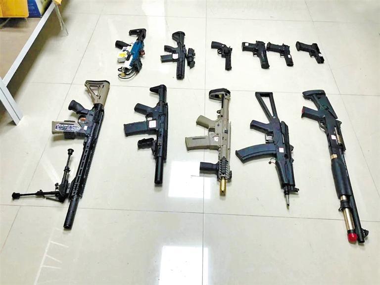 收缴的仿真枪。甘肃省公安厅供图
