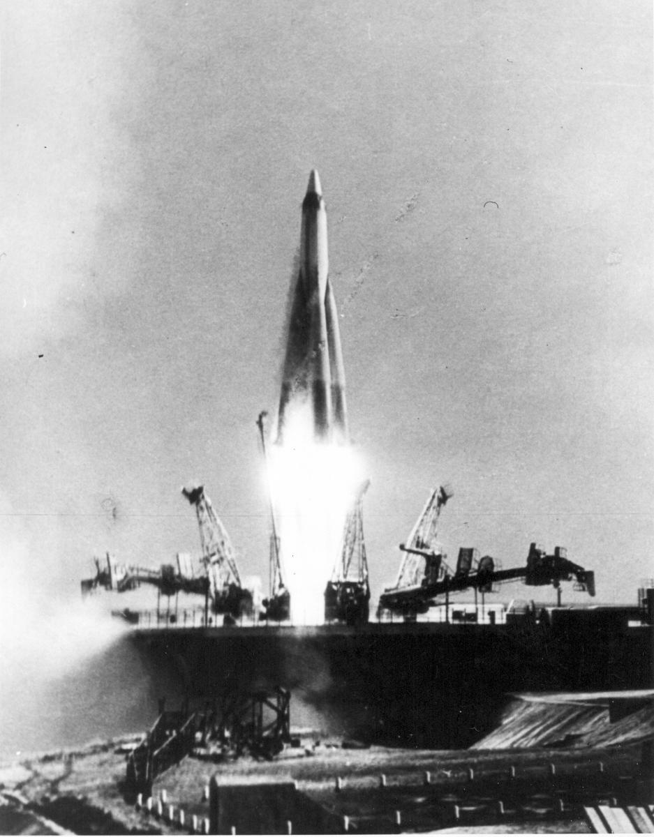1957年10月4日，R-7运载火箭将人造卫星1号送入轨道，成功完成人类第一次人造地球卫星的发射
