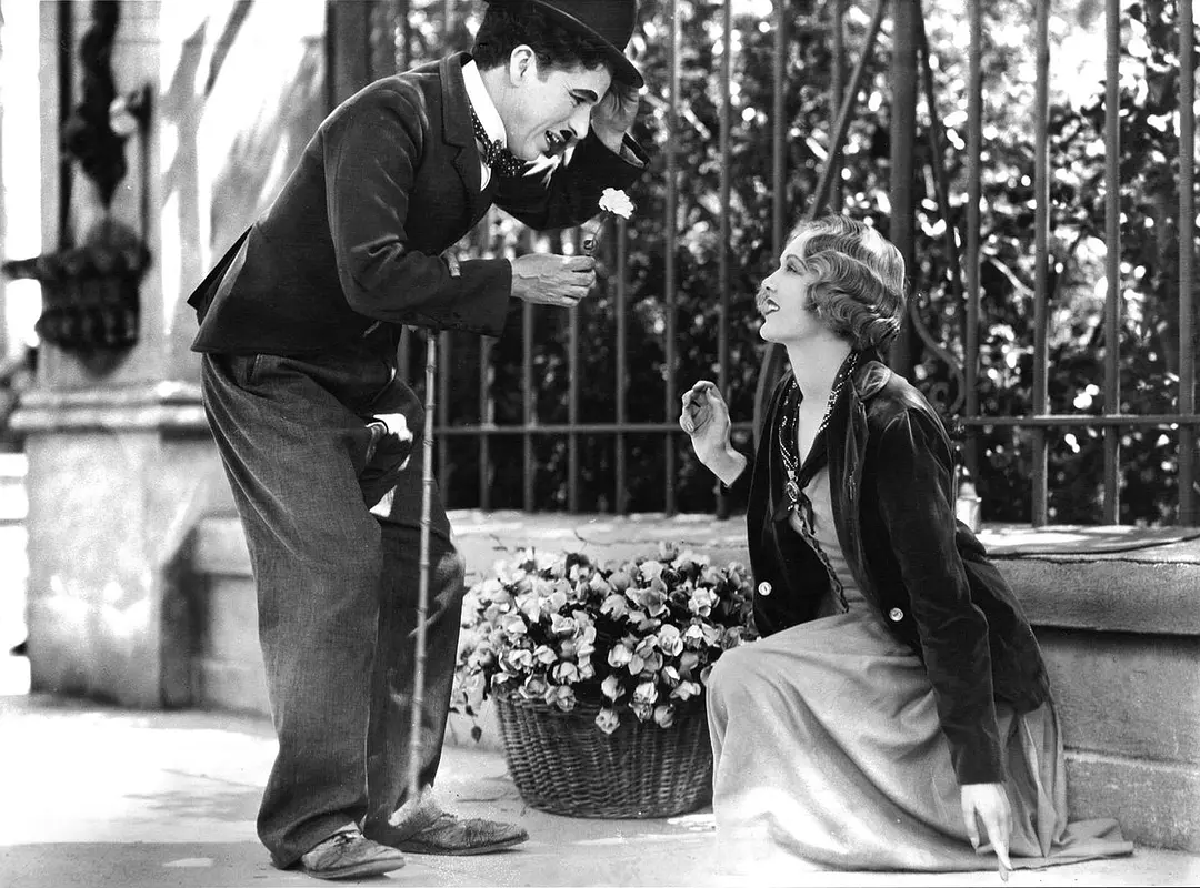 1931年，《城市之光》，讲述了一个流浪汉与卖花女的爱情故事，卓别林饰演的是流浪汉夏尔洛