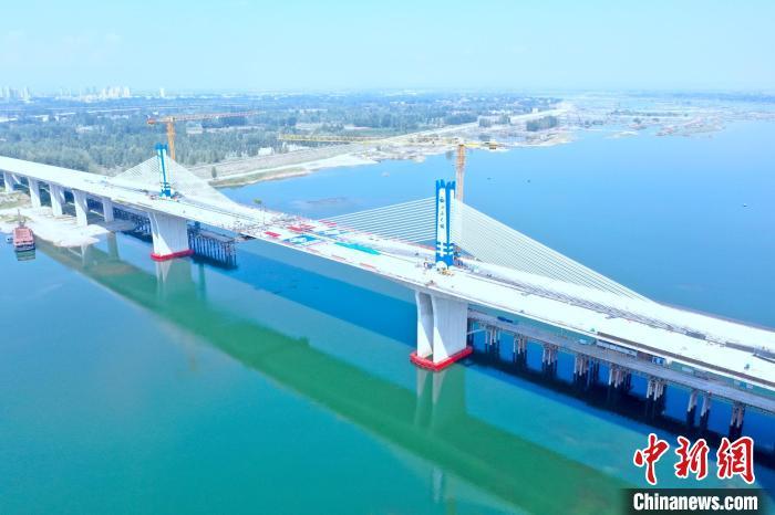 (胡传林 张强 王自强)位于湖北襄阳市境内的g316河谷大桥主桥9日顺利