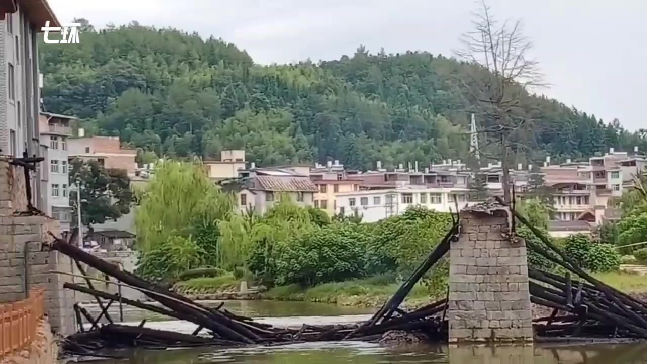 国内最长木拱廊桥万安桥大火后现状