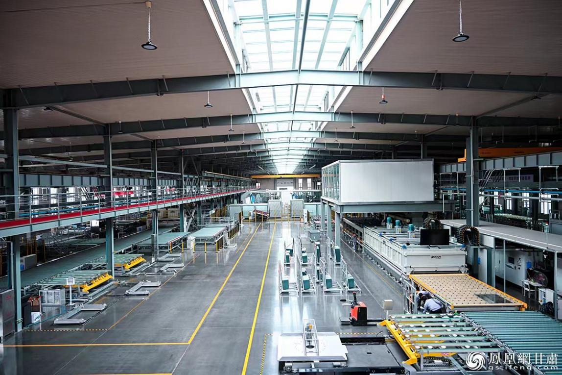 甘肃华奕门窗幕墙节能科技有限公司的智慧工厂,机器人成为"打工"主力.