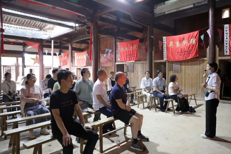 在”一苏大“会址参观学习