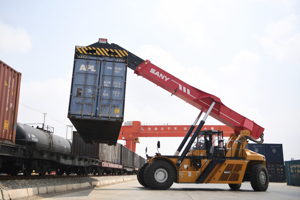 8月11日,在兰州新区中川北站物流园,工作人员对刚刚抵达的国际货运班列进行装卸作业。新华社记者 陈斌 摄