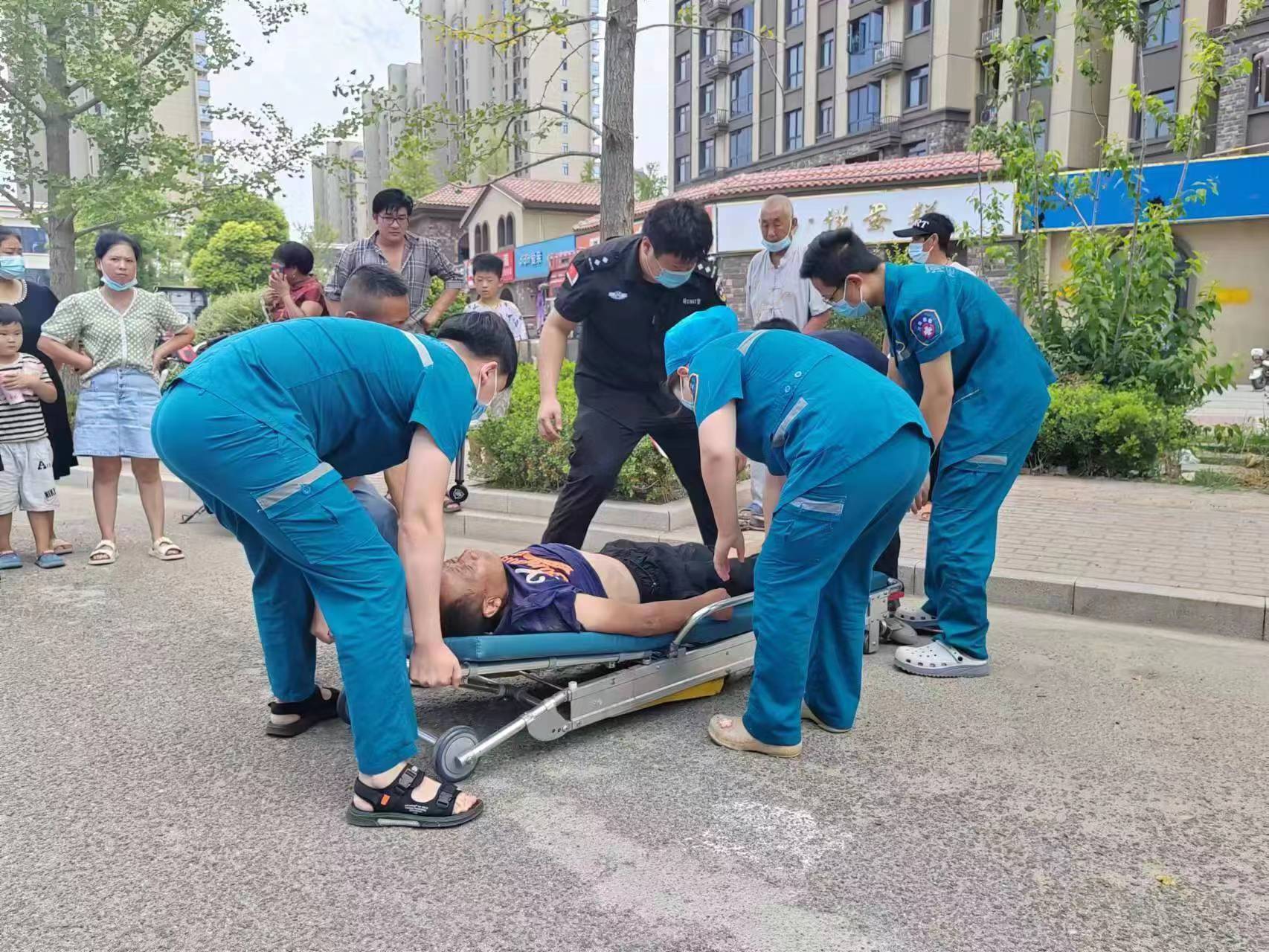 柘城县:老人中暑晕倒路边 民警救助转危为安