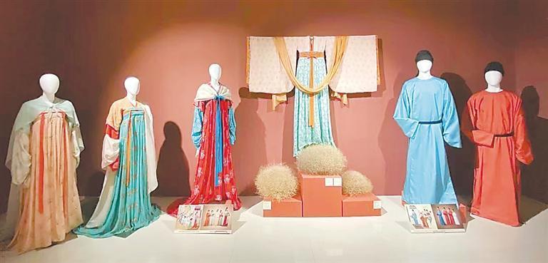 展出的服饰(图片来自北京服装学院)