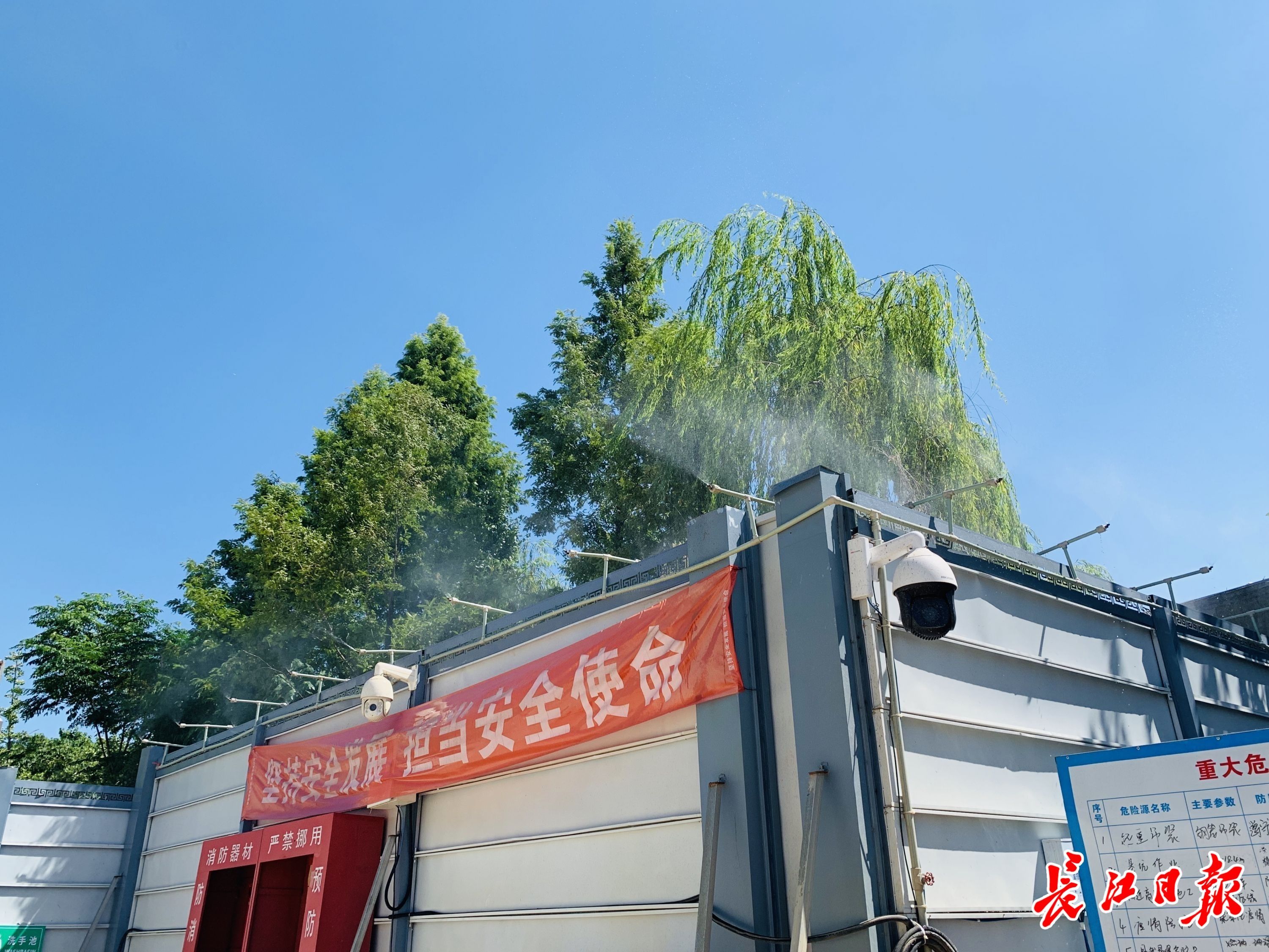 地铁新港线武汉火车站—铁铺岭站区间盾构工作井现场，打开喷淋系统除尘降温。记者陶常宁 摄