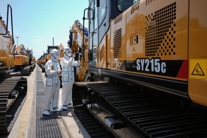 7月7日，洋山海关关员对出口挖掘机进行船边监管查验。新华社记者 吴宇 摄