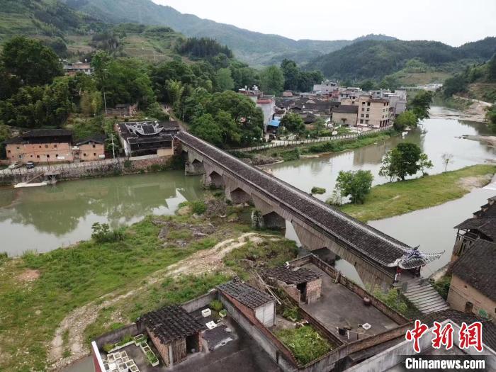 中国最长木拱廊桥万安桥烧毁三问如何不让“廊桥”成“遗梦”？