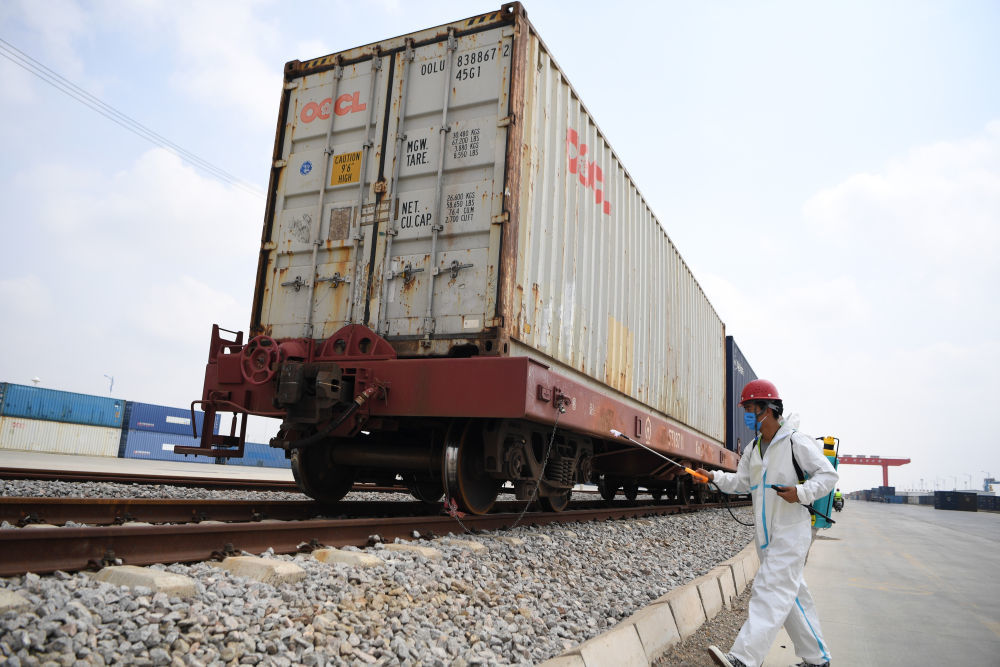 8月11日,在兰州新区中川北站物流园,工作人员对刚刚抵达的国际货运班列进行消杀。新华社记者 陈斌 摄