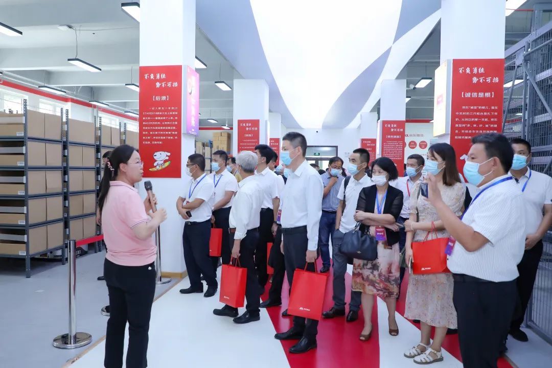 与会领导及嘉宾参观京东校园云仓实训基地