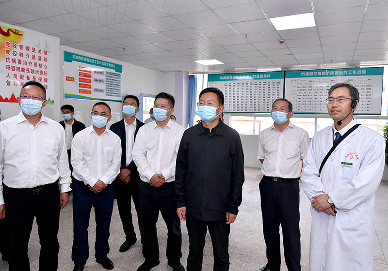 8月7日,凉山州委书记段毅君来到昭觉县妇计中心调研艾滋病母婴阻断等