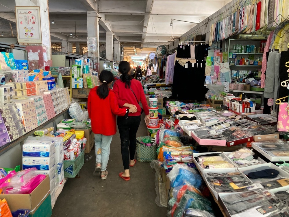 东山县：一对母女在海鲜市场的百货区购物