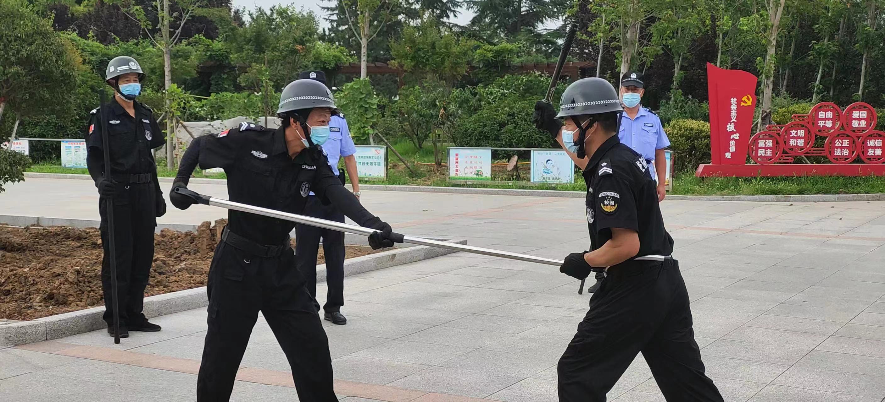 反恐演练进校园 筑牢防线保平安——城阳公安开展校园反恐防暴应急演练