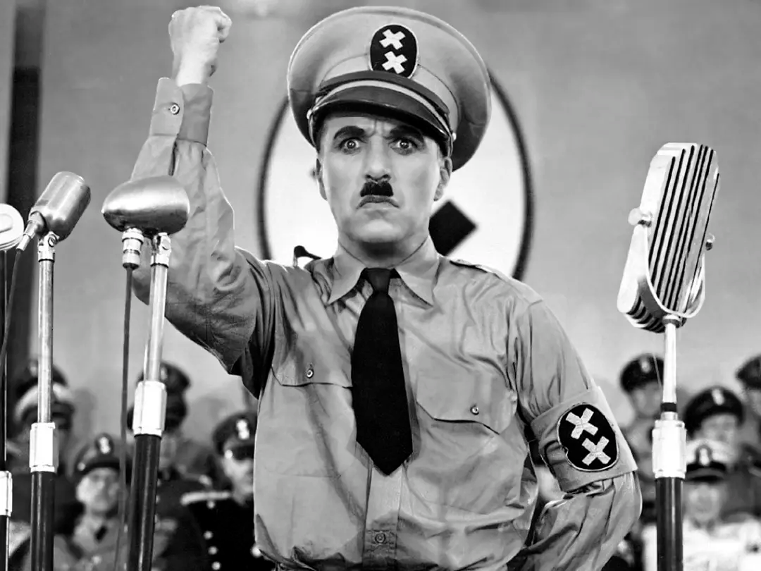 《大独裁者》，拍摄于1940年，讲述了一个残酷迫害犹太人，企图统治全世界的大独裁者的故事，卓别林分饰独裁者亨克尔和犹太理发师夏尔洛
