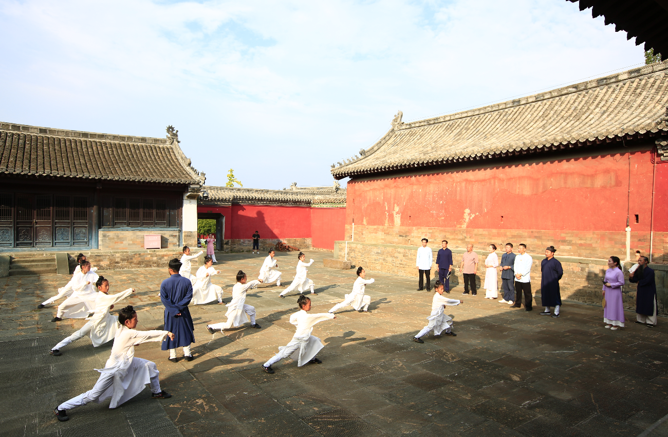 习练武当玄功拳 范学锋 摄