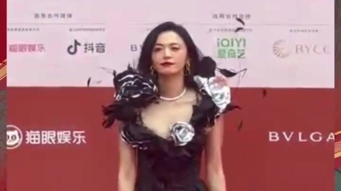 姚晨黑色礼服亮相第十二届北京国际电影节开幕式红毯