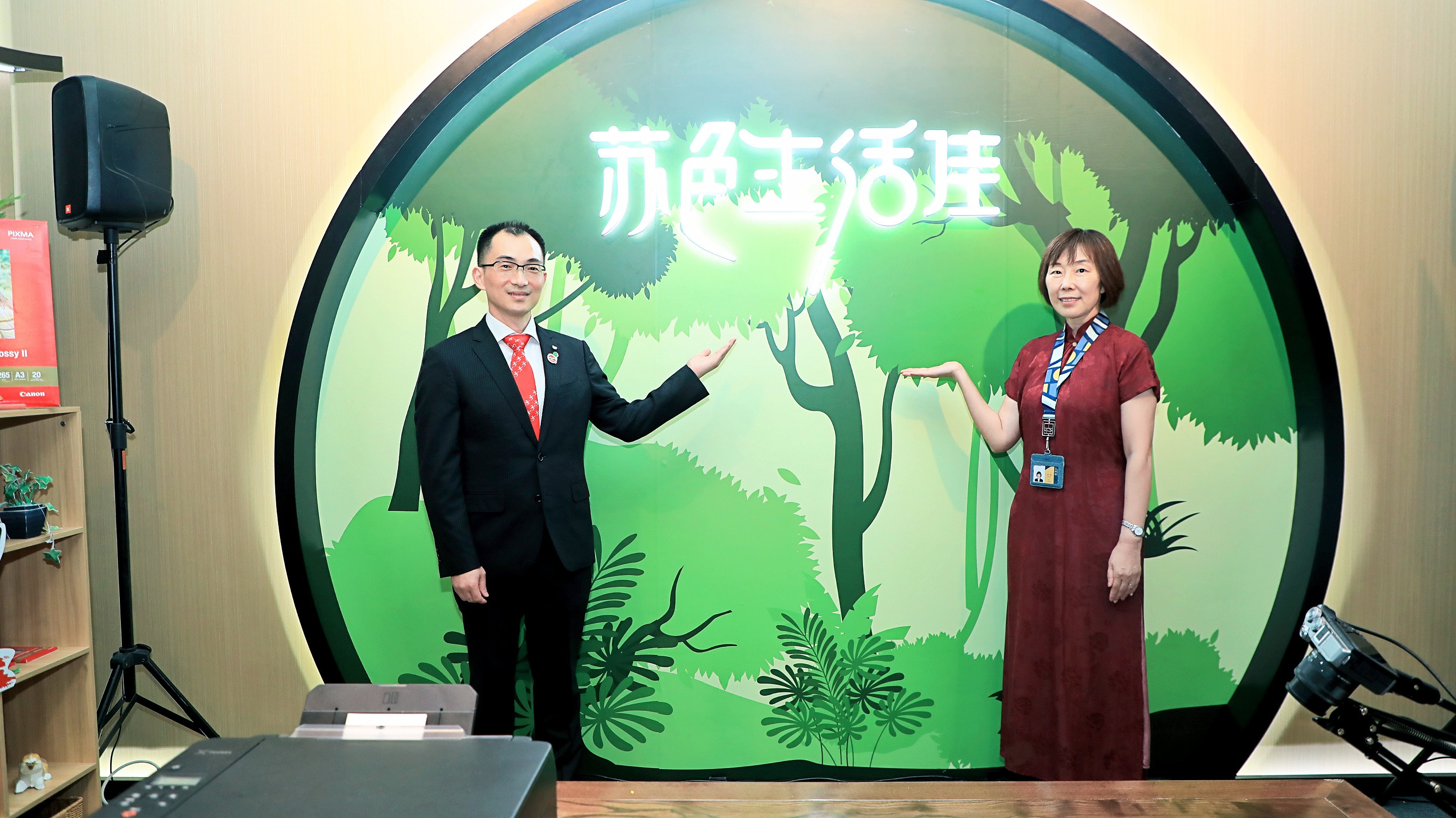 佳能(中国)有限公司影像打印扫描产品部总经理钟进与苏州博物馆副馆长茅艳共同为活动揭幕