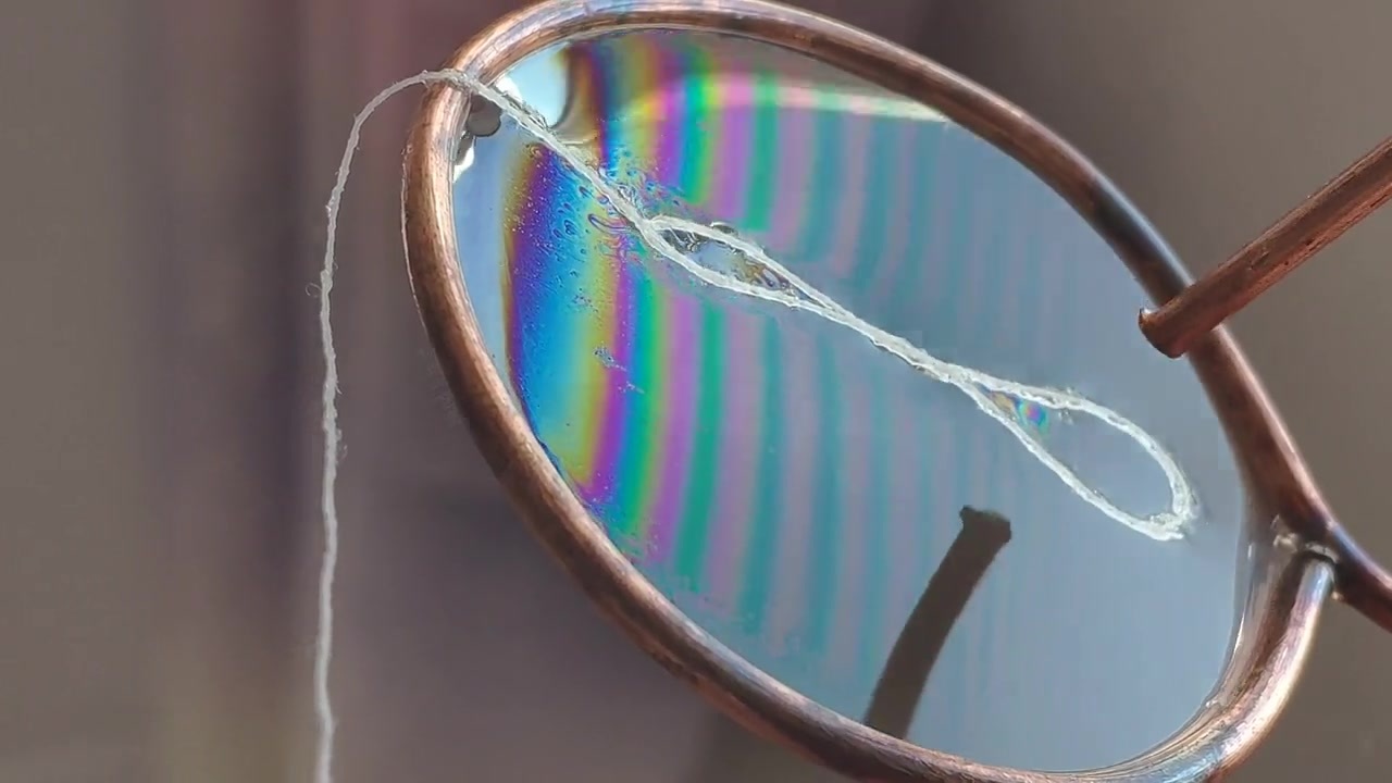 薄膜干涉现象中的奇幻每一刻!#物理实验 #知识分享 #趣味实验