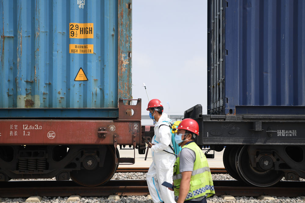 8月11日,在兰州新区中川北站物流园,工作人员对刚刚抵达的国际货运班列进行消杀。新华社记者 陈斌 摄
