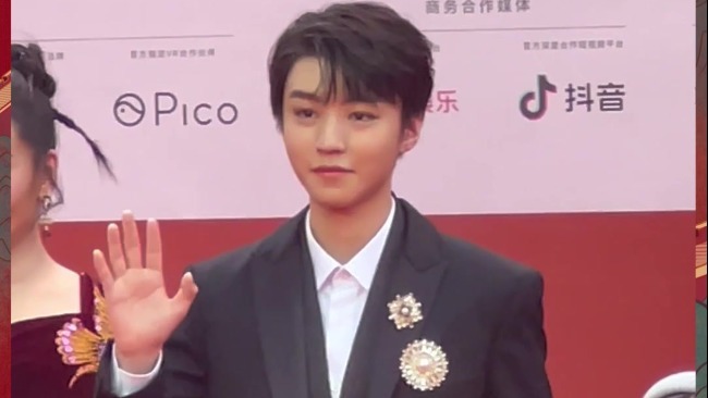 王俊凯黑色西装亮相第十二届北京国际电影节 帅气十足