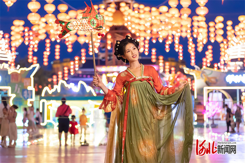 图为邯郸方特国色春秋主题乐园景区内，游客穿着古装在拍照。河北日报记者史晟全摄