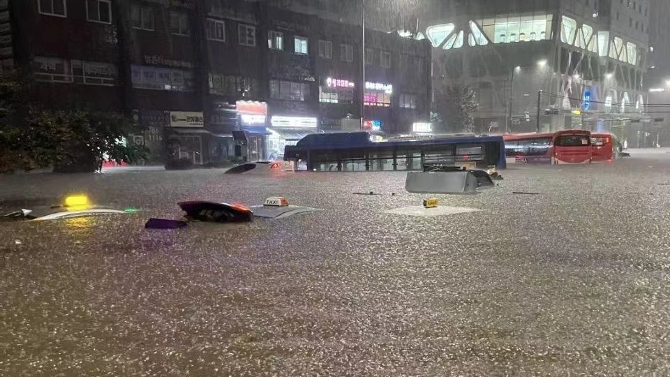 韩国首都圈暴雨大水倒灌现场曝光！有中国公民半地下房子被淹