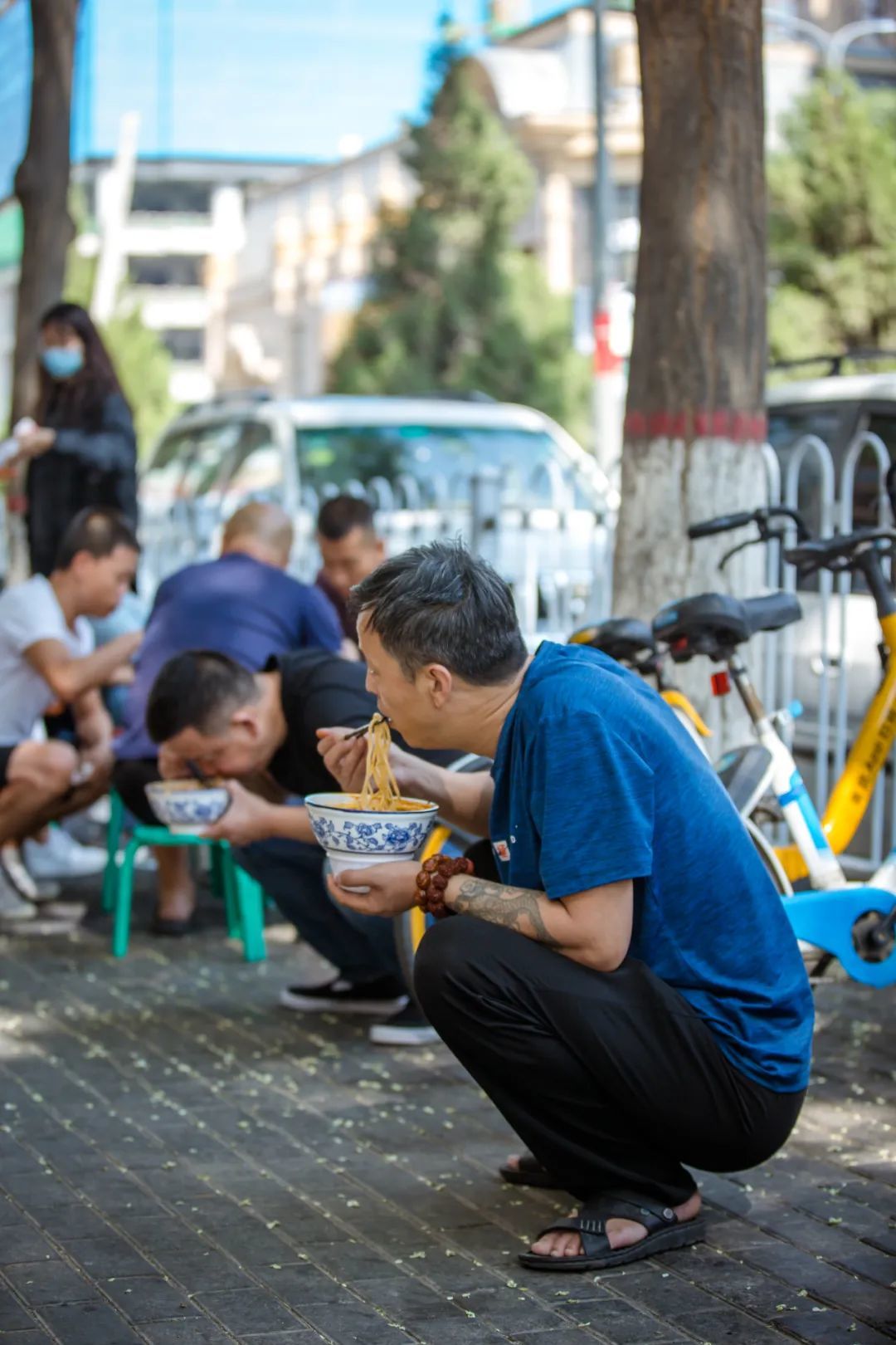 对兰州人来说吃面的时机比环境更重要，绝不能等到面泡绵了再下筷子。多数兰州人都会吃碗面抹嘴就走，麻利干脆，给他人腾出座位。图/严肃