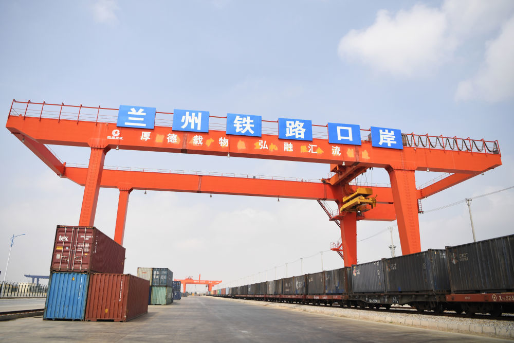 8月11日,装载哈萨克斯坦亚麻籽货物的国际货运班列抵达兰州新区中川北站物流园。新华社记者 陈斌 摄