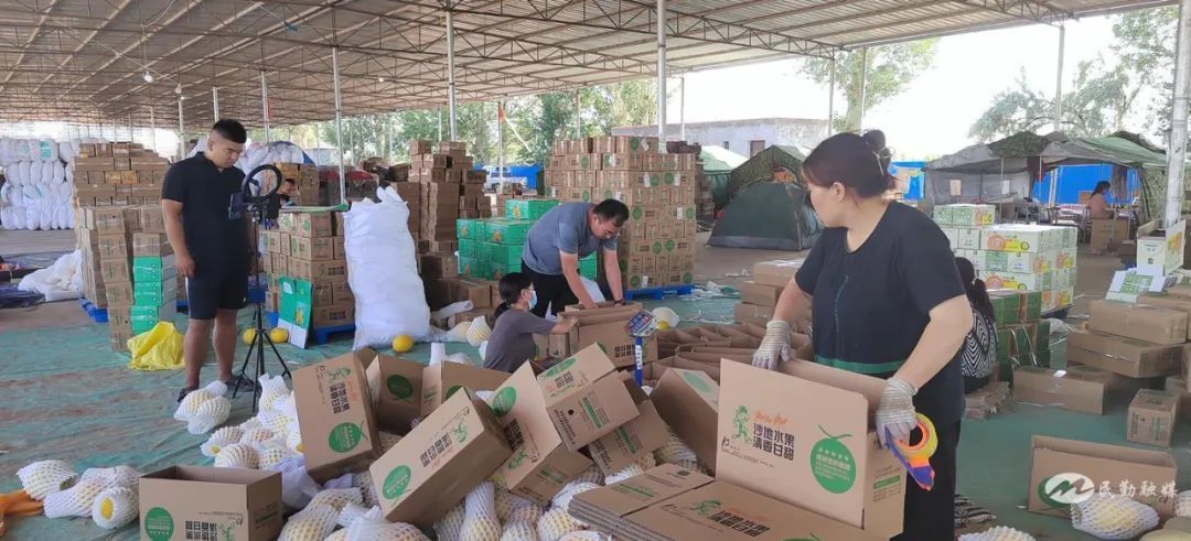 繁忙的电商交易区 卢武林 摄