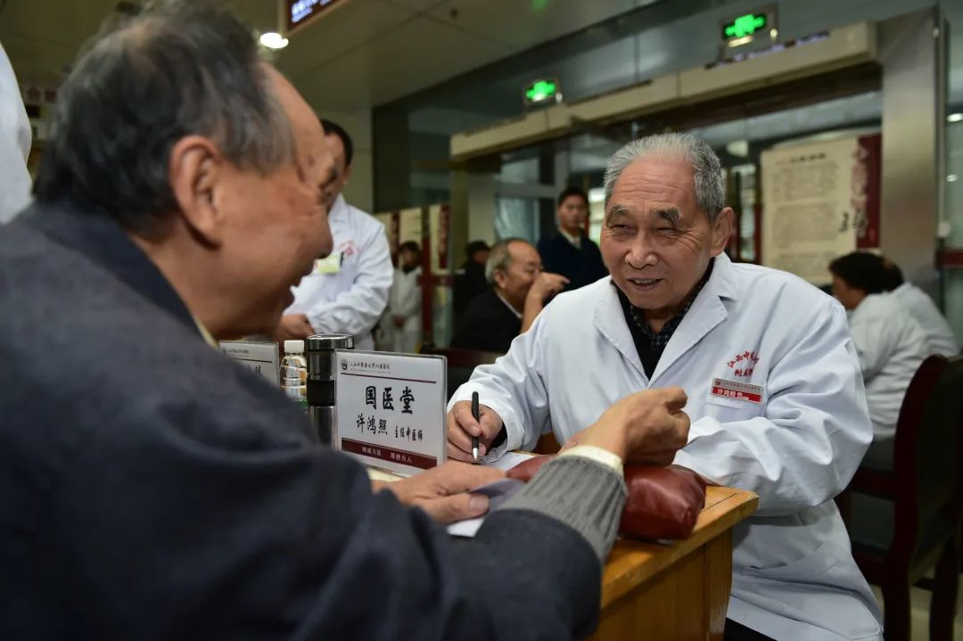 江西中医药大学附属医院许鸿照同志获颁光荣在党50年纪念章
