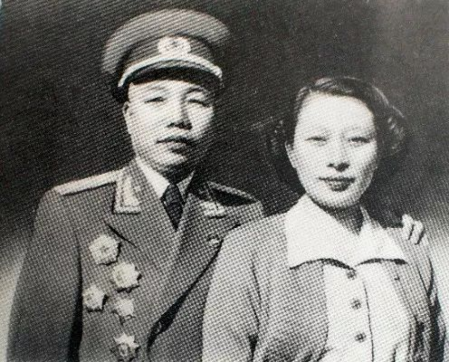 ▲萧华与夫人王新兰1955年在北京合影