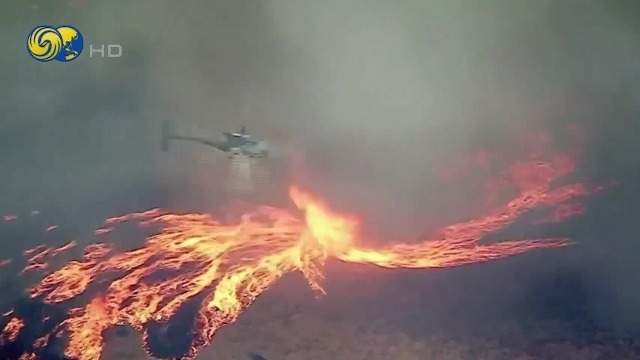 美国加州山林大火形成罕见“火龙卷”