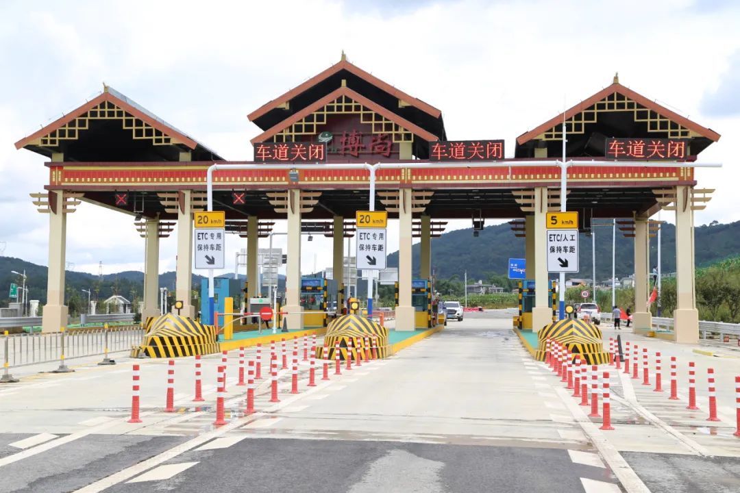 临双高速公路起点至博尚立交段建成通车 ——凤凰网房产昆明