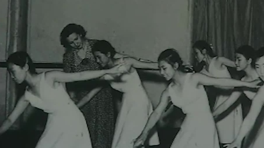 1954年2月，东城香饵胡同的一个四合院里，文化部舞蹈教员训练班正式开学