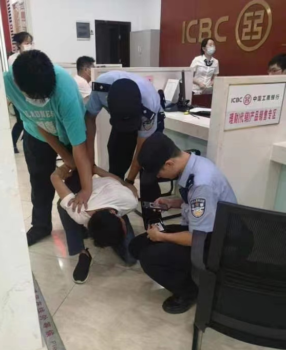 工行武汉兴新街支行协助警方成功抓捕逃犯