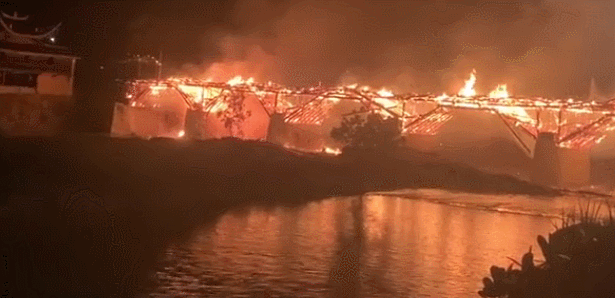 万安桥8月6日晚失火现场 图源 | 央视新闻