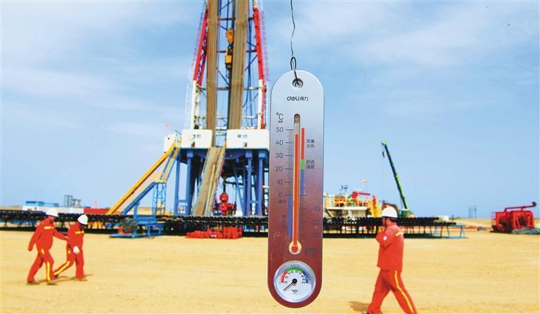 新疆克拉玛依，中国石油西部钻探准东钻井公司70606钻井队石油工人不惧炎热，坚守岗位，全力保障油气勘探生产安全。周建玲摄（中经视觉）
