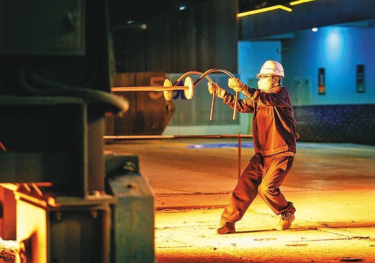 位于安徽省马鞍山市的宝武马钢长材事业部炼钢生产线，员工进行钢水取样测温。张明伟摄（中经视觉）
