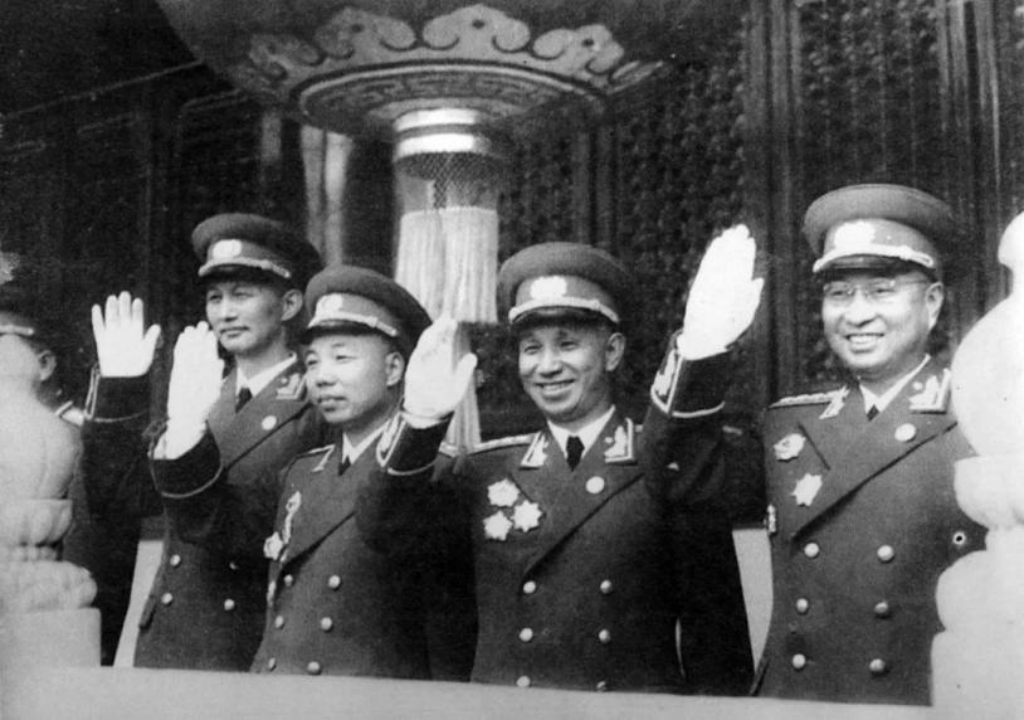 ▲1955年国庆节，在天安门城楼上。自右至左：陈赓、粟裕、萧华、洪学智。