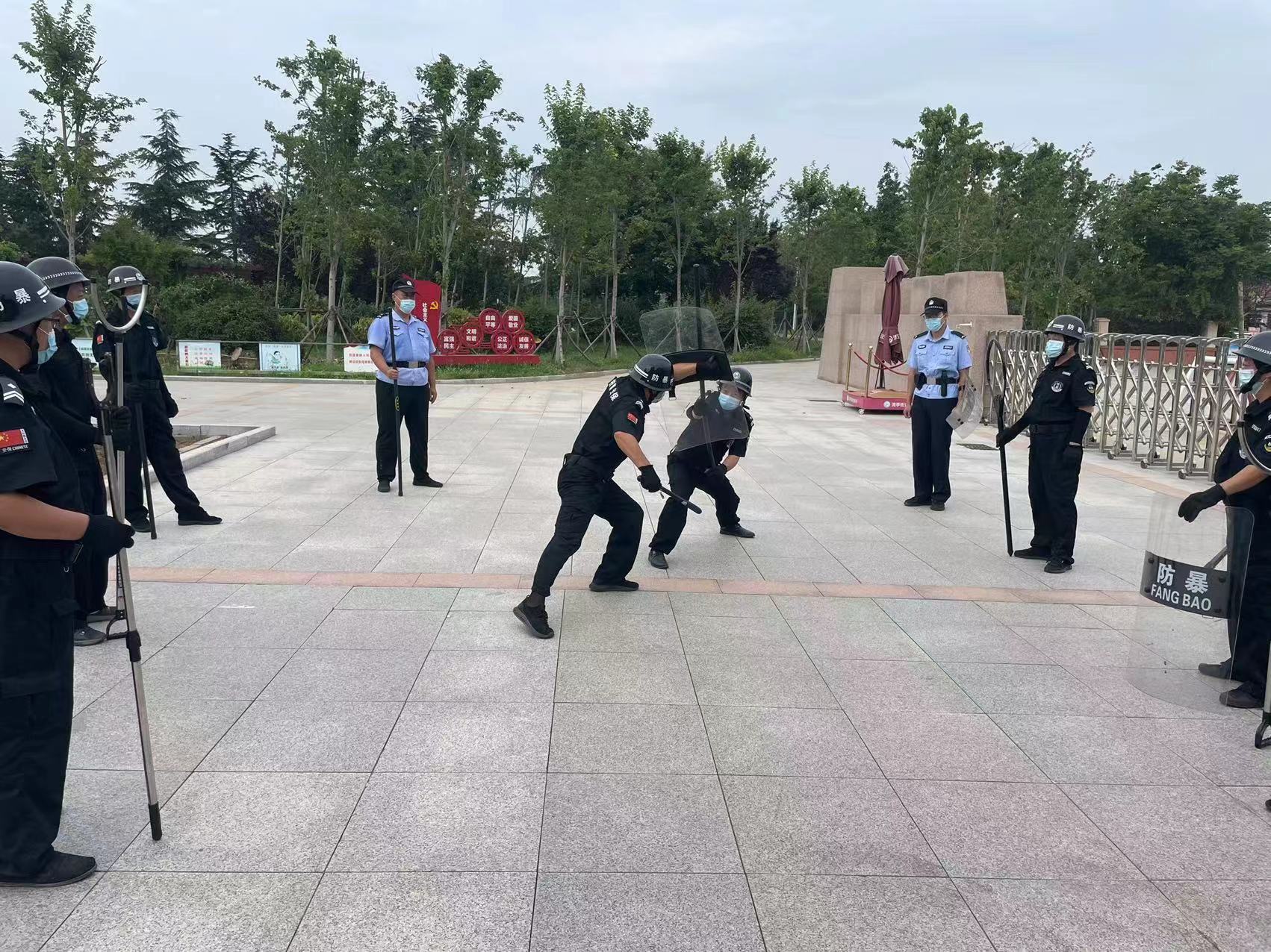 反恐演练进校园 筑牢防线保平安——城阳公安开展校园反恐防暴应急演练