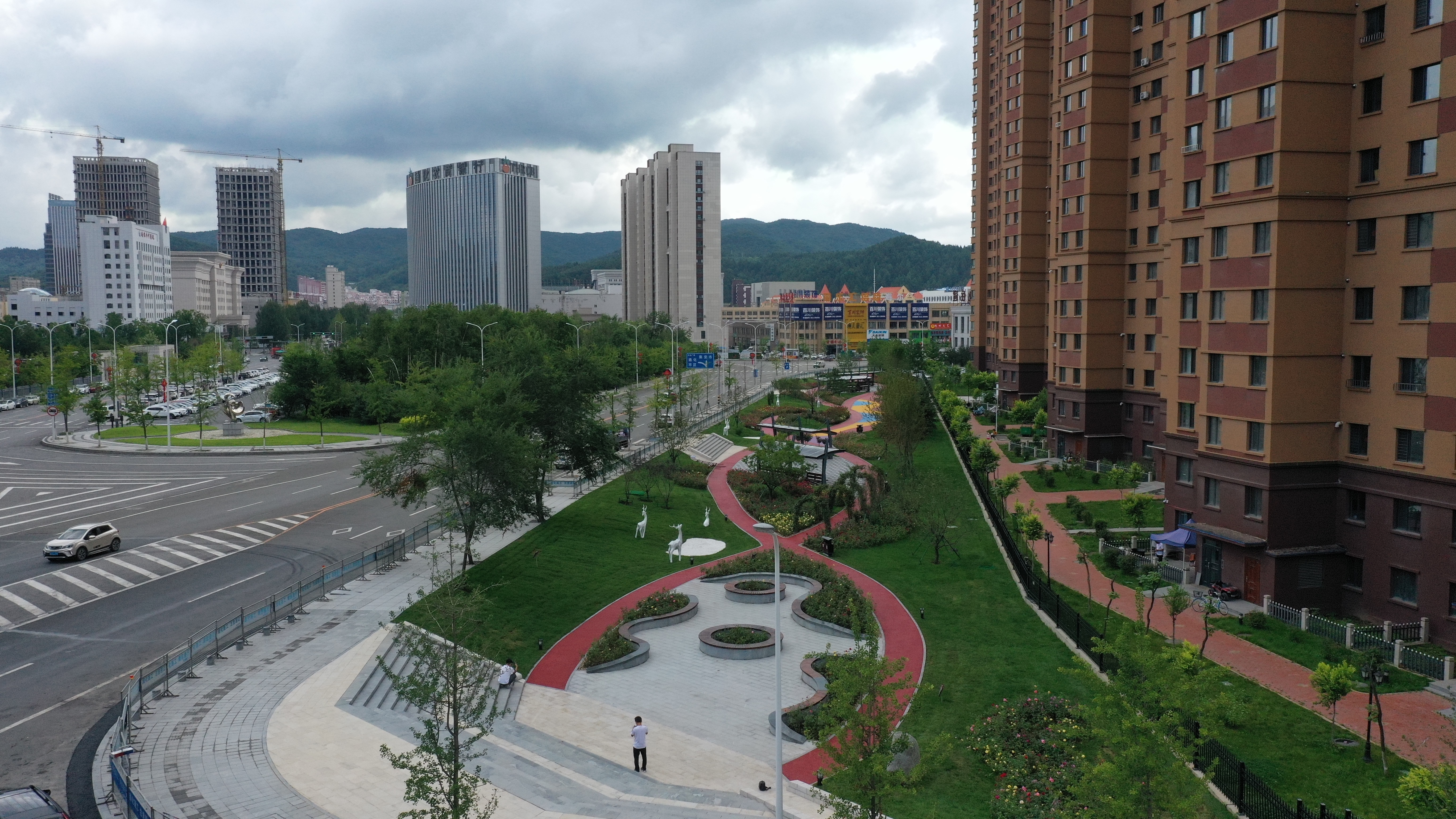 随后的日月轮转中,以人民为中心的通化市,大手笔打造出环境幽雅,山环