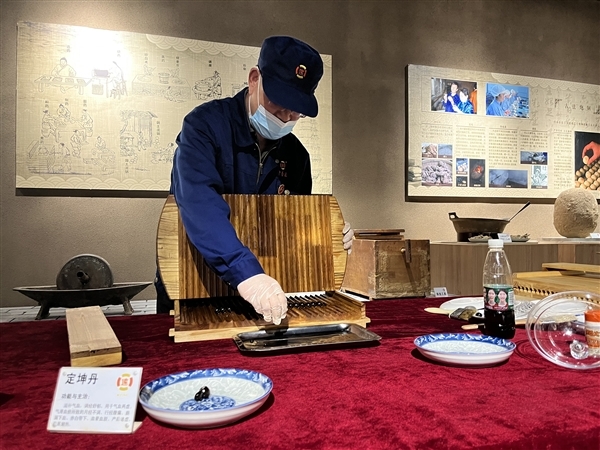 定坤丹制作过程 晋中日报记者 马永红 图