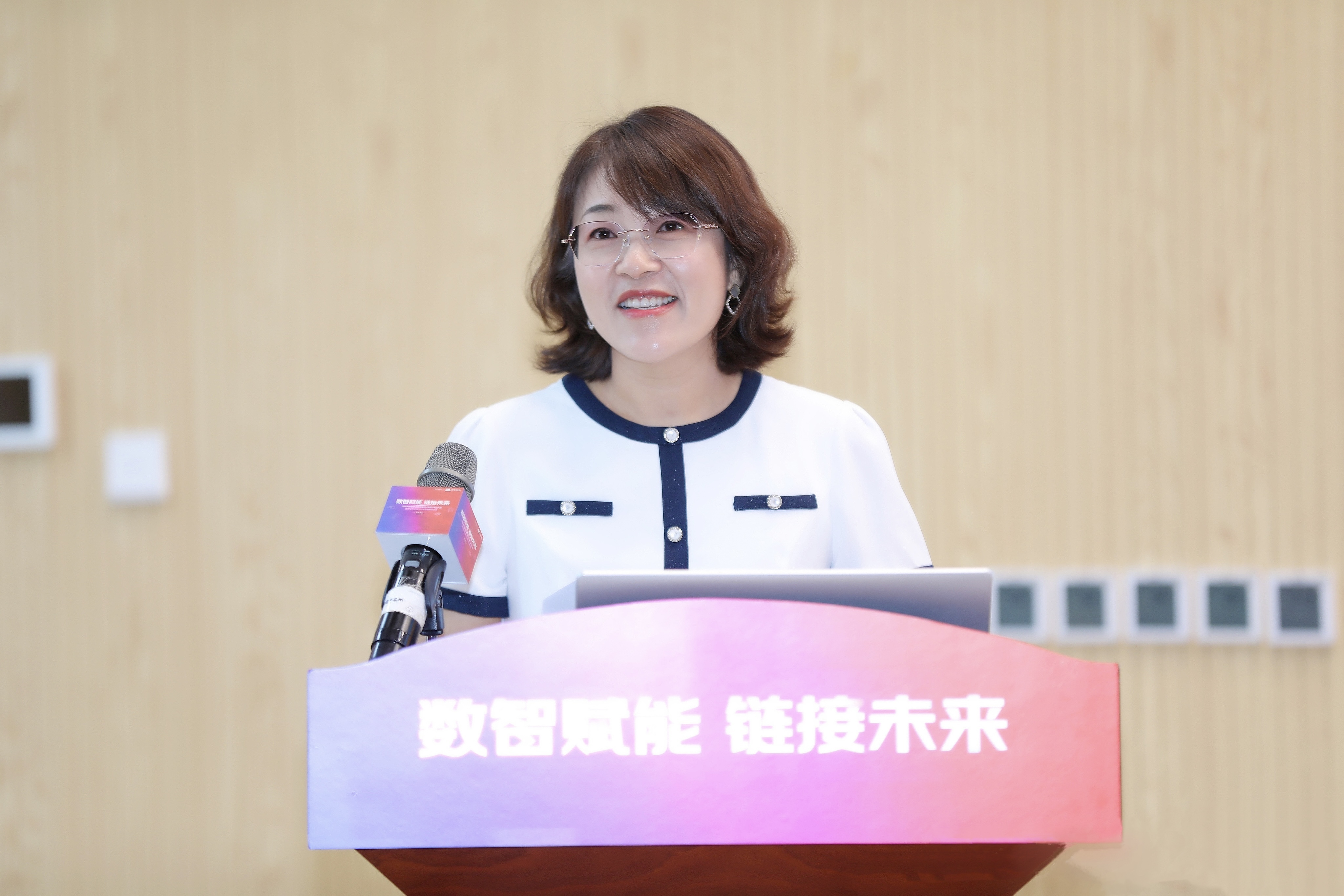 青岛职院副院长乔璐作主旨发言