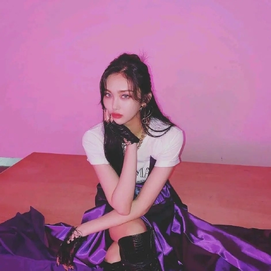 韩国女团everglow成员aisha健康恶化,今日准备行程时晕倒_凤凰网