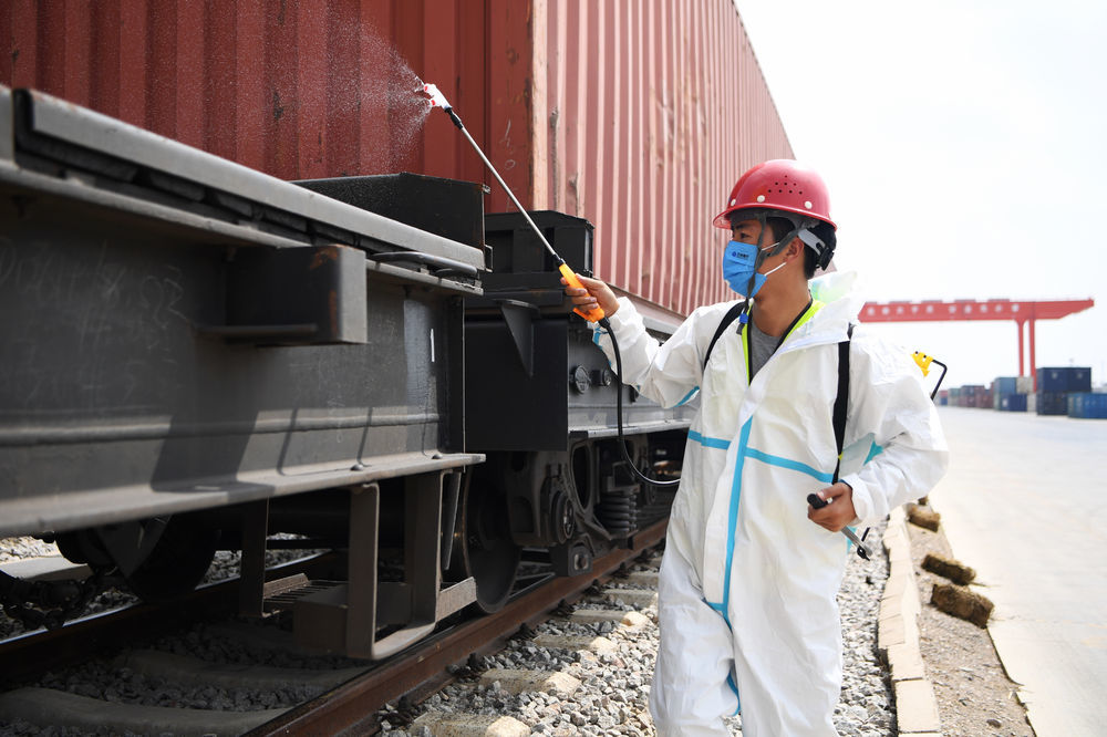 8月11日,在兰州新区中川北站物流园,工作人员对刚刚抵达的国际货运班列进行消杀。新华社记者 陈斌 摄