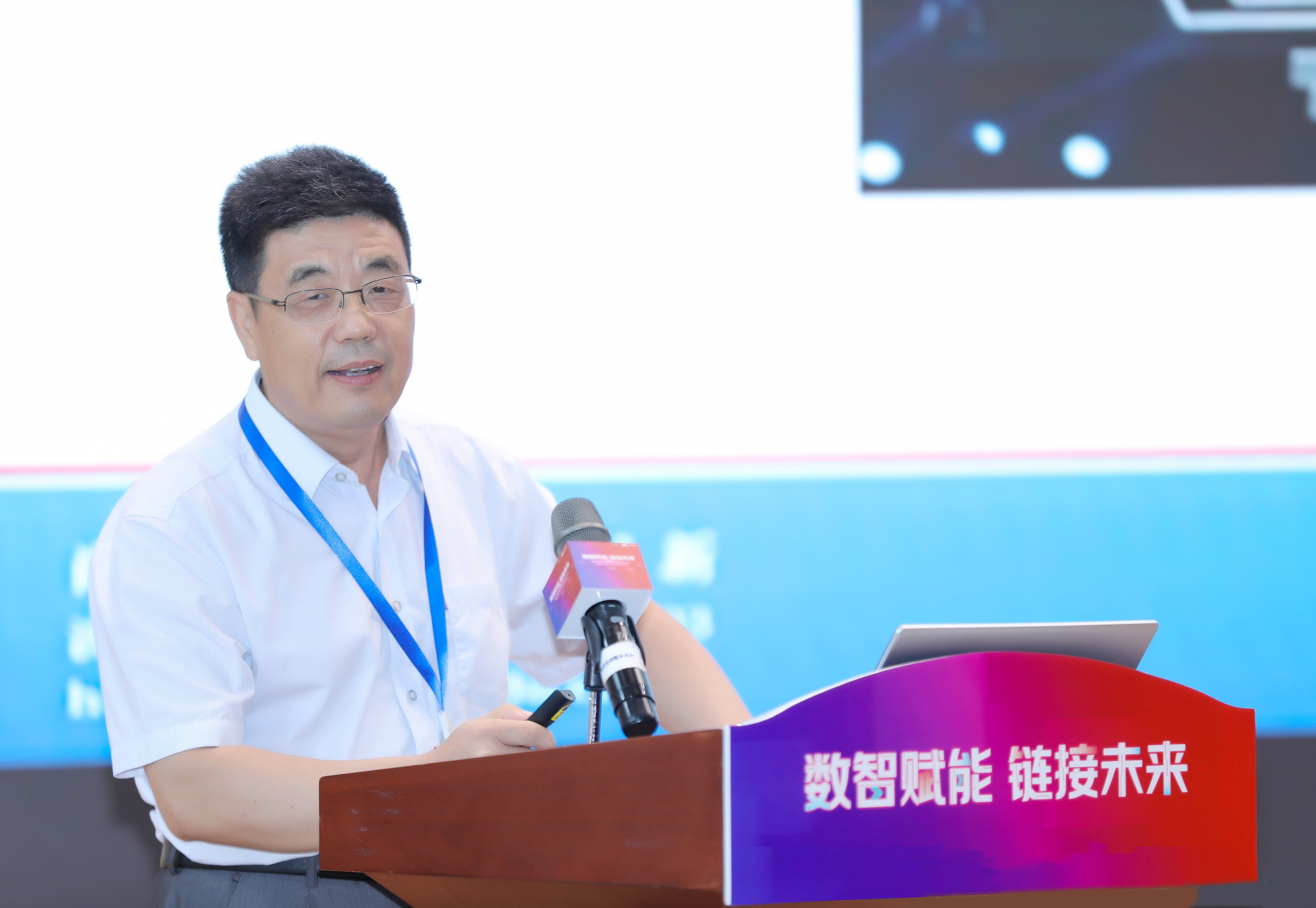 山东省职业技术教育学会会长、全国商业职业教育教学指导委员会常务副主任马广水作主旨发言